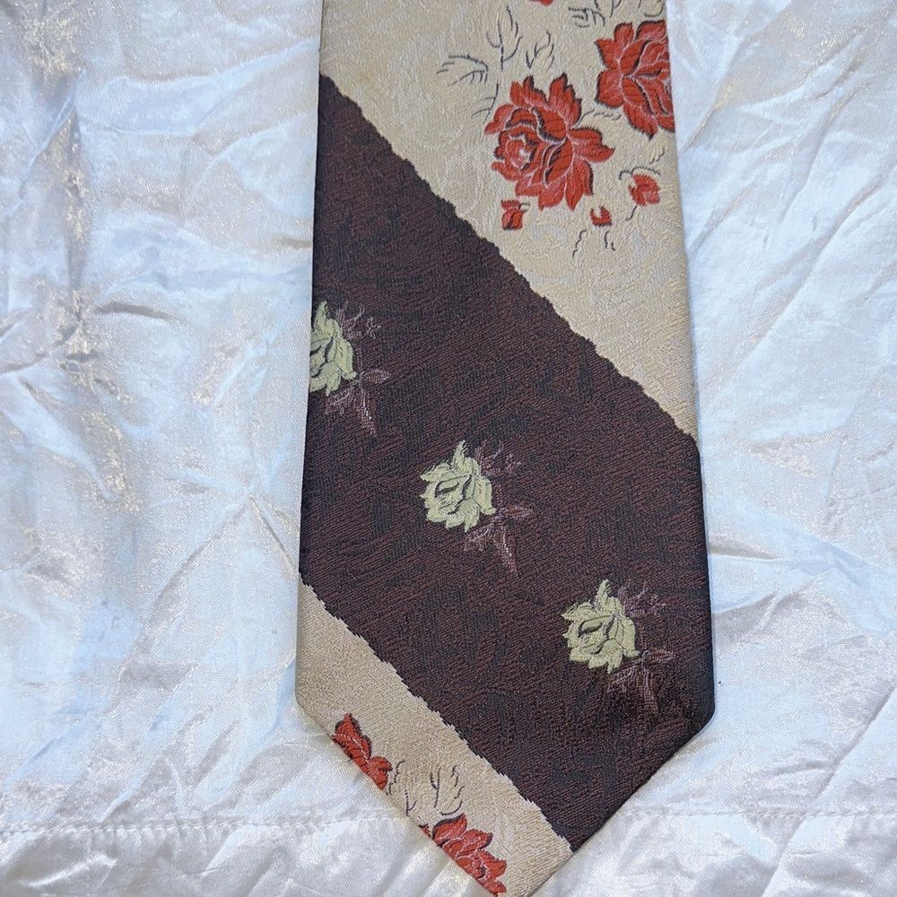 Vtg 70s Don Loper Diagonally Striped Floral Patterned Wide Tie in Cream & Brown